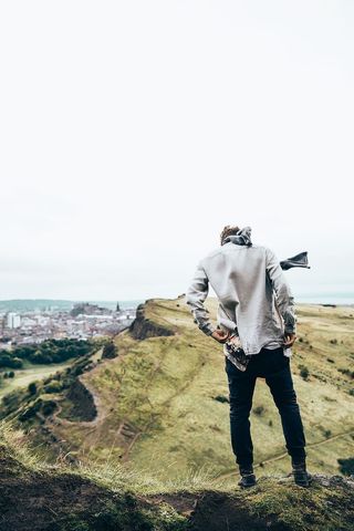 一个年轻的高加索徒步旅行者在英国的山丘上闲逛