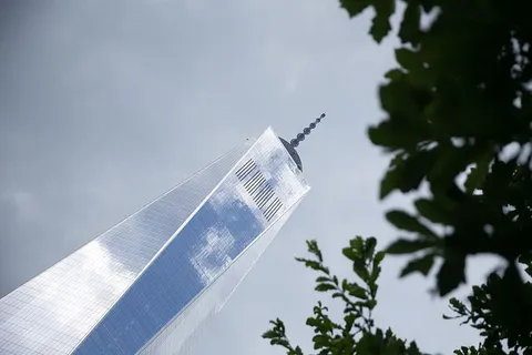 纽约曼哈顿下城世贸中心的后退透视图