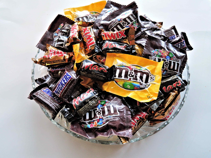 特写、照片、碗、m&m、m&m巧克力包、万圣节糖果、巧克力、坚果