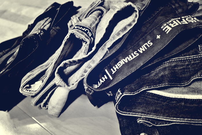 服装、牛仔布、裤子、李维斯、牛仔裤、鞋子、室内、特写