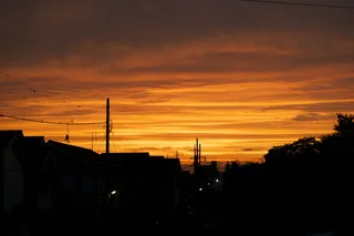 夜幕降临，镜子里的剪影，萧萧，任何人都没有，夜晚，暮色，黄昏，建筑物的外观