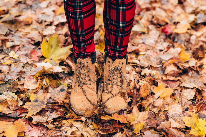 穿着棕色Timberland工作靴的人