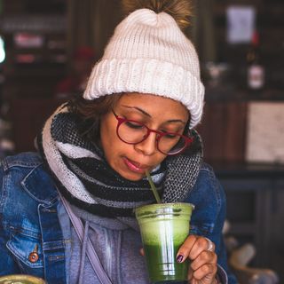 女性从一次性杯子中啜饮的选择性聚焦摄影