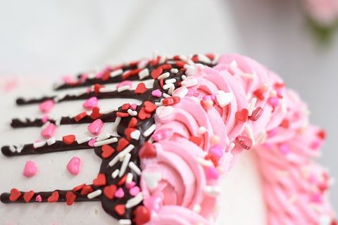 粉色冰蛋糕，奶油，食物，甜点，奶油，蛋糕，糖霜，糖果