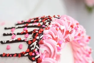 粉色冰蛋糕，奶油，食物，甜点，奶油，蛋糕，糖霜，糖果