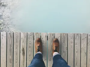 人员，穿着，棕色，正装鞋，站立，灰色，木制，船坞板