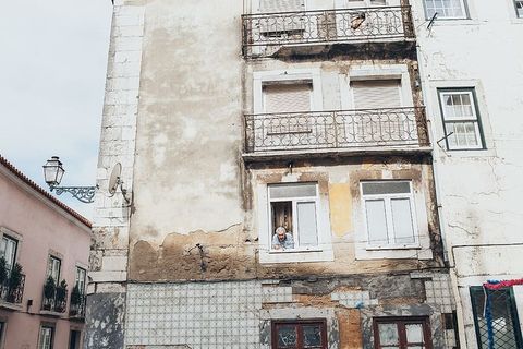 站在打开的窗户前的人