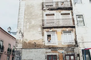 站在打开的窗户前的人