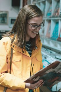 唱片、唱片店、时髦、时尚、雨衣、黄色、时尚、模特