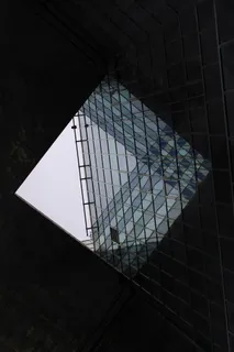 白色天空下的玻璃墙建筑 白色天空下的玻璃墙建筑