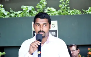 吉尼斯·迪利夫，最大的羽毛球拍，漫画家迪利夫，漫画家，年轻人，年轻人，正面图，真人