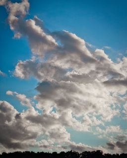 云-天空，天空，自然之美，风景-自然，低角度视野，宁静，自然，蓝色