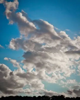 云-天空，天空，自然之美，风景-自然，低角度视野，宁静，自然，蓝色