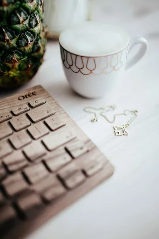 木制键盘和一杯咖啡