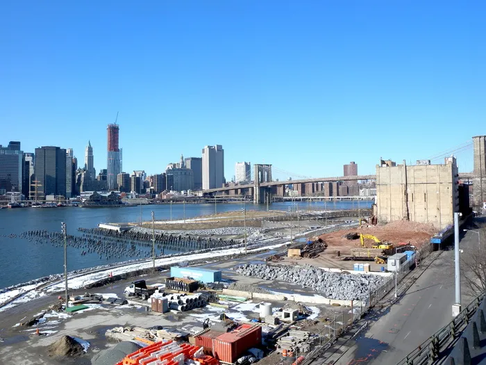 建筑工地，布鲁克林大桥公园，长廊，河流，纽约市，曼哈顿，天际线，建筑