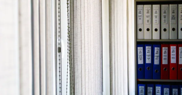 封闭式垂直百叶窗、办公室、文件夹、货架、窗口、公司、管理、工作