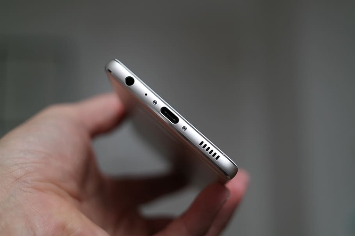 手持银色Iphone 7的人