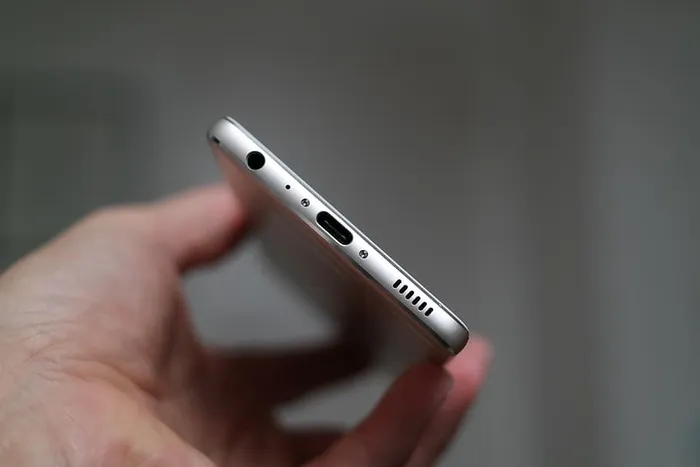 手持银色Iphone 7的人