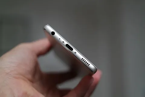手持银色Iphone 7的人 手持银色Iphone 7的人