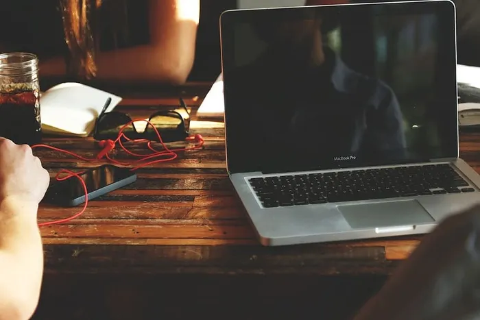 笔记本电脑商务会议