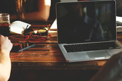 笔记本电脑商务会议