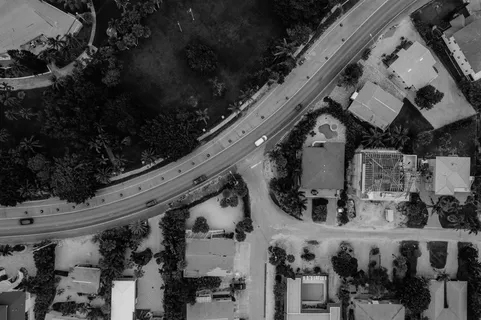 街道上汽车的鸟瞰图和灰度照片