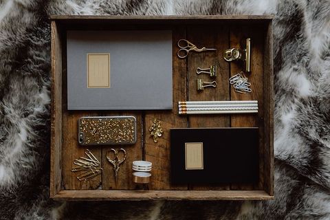 旧木制托盘上的办公配件