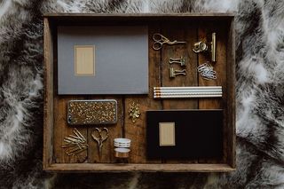 旧木制托盘上的办公配件