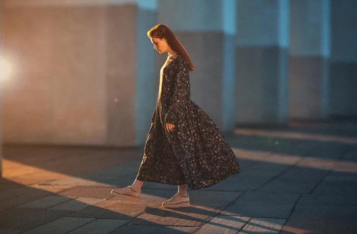 在灰色表面行走的女人