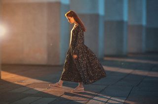 在灰色表面行走的女人