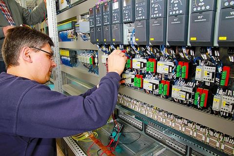 人员、固定、断路器、控制柜、电厂、自动化、专业、员工 人员、固定、断路器、控制柜、电厂、自动化、专业、员工
