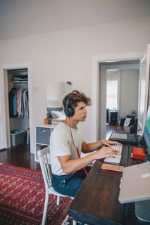 男人看着监视器