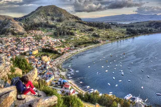 坐在山顶上欣赏山景和海景的女人