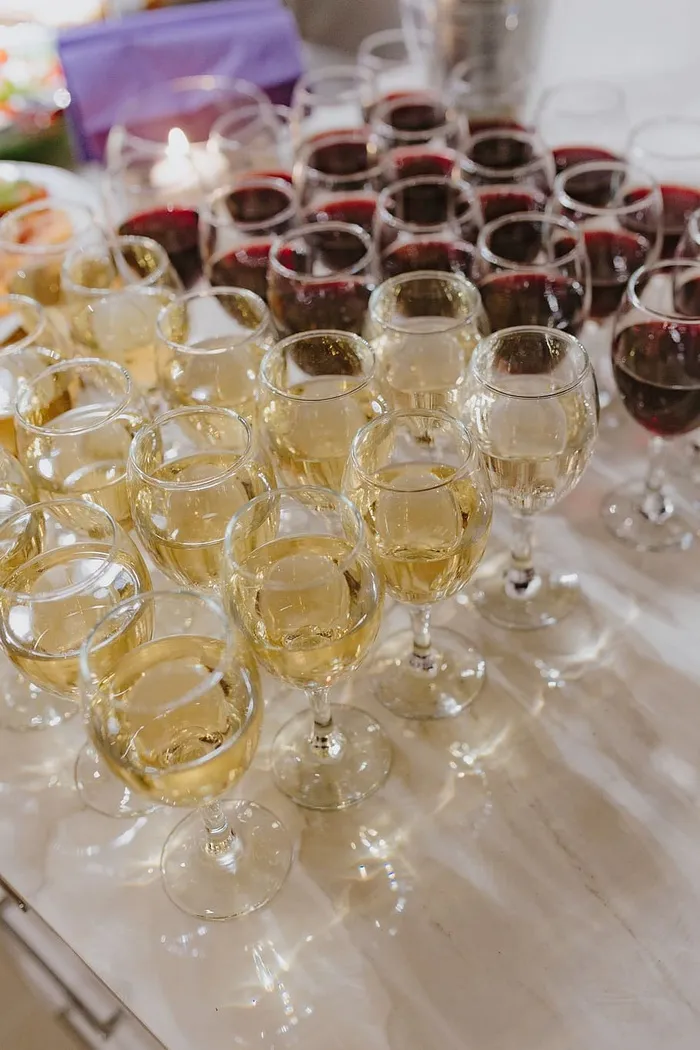 许多杯不同的葡萄酒
