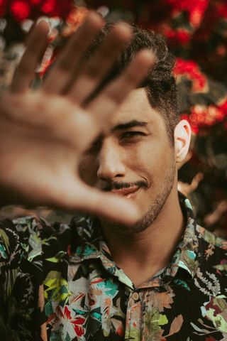 男子捂着脸的特写照片