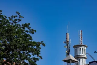 印度尼西亚，凯普特兰，天空，蓝色，低角度视野，建筑，建筑结构，晴朗的天空