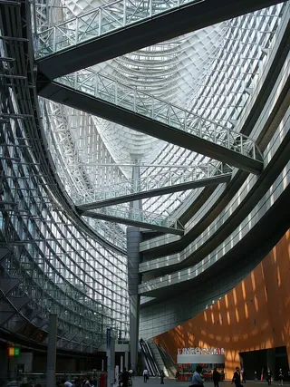 站在大楼里的人