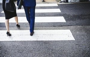 行人专用道上的男女交叉口
