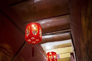 悬挂中国灯具的照片