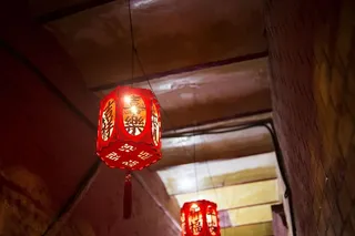 悬挂中国灯具的照片