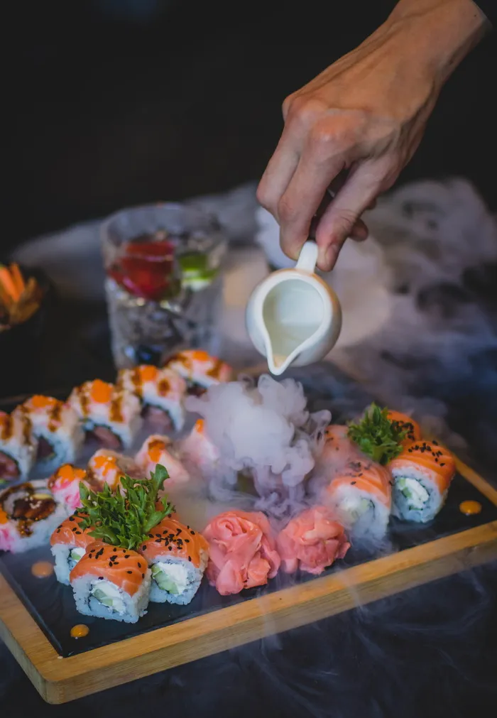 手持白色陶瓷小水罐的人