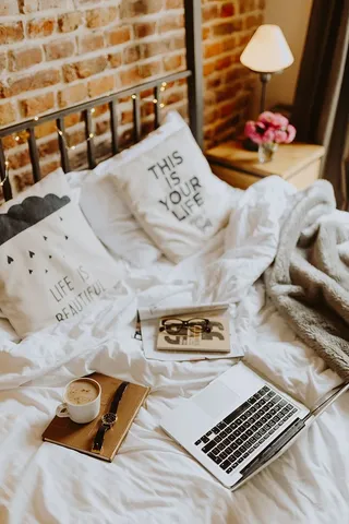 早上在床上喝咖啡。在床上工作