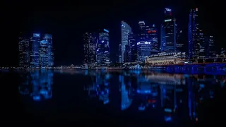 夜晚蓝天映衬下的城市风光