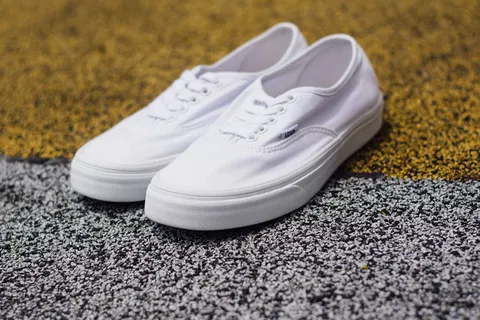 鞋，一双，白色，无人，特写，陆地，静物，沙滩