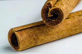 肉桂、整体、胡椒、细节、芳香、宏观、特写、白色背景