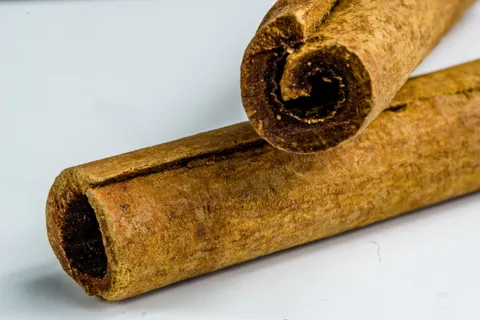 肉桂、整体、胡椒、细节、芳香、宏观、特写、白色背景 肉桂、整体、胡椒、细节、芳香、宏观、特写、白色背景