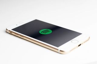 金色iPhone 7显示spotify徽标