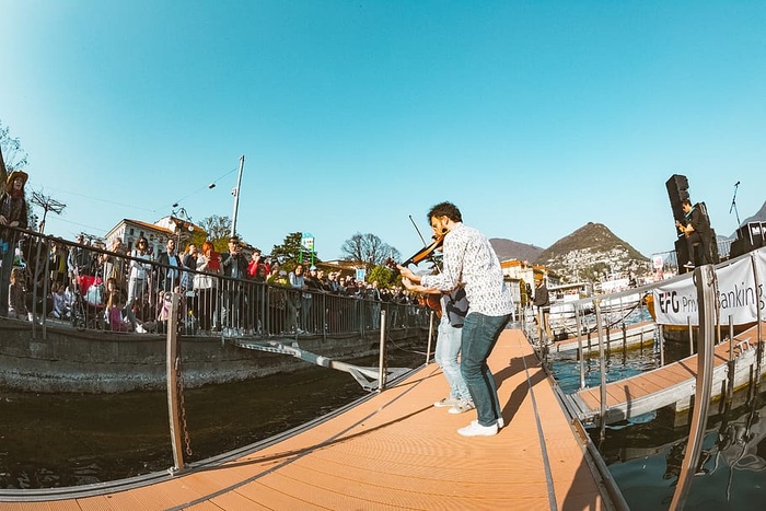 在人群中拉小提琴的人