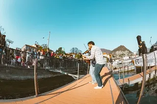 在人群中拉小提琴的人