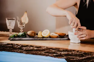 拿研钵和杵的人